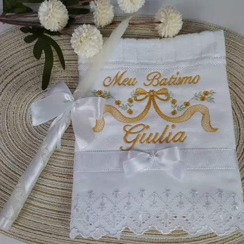 Toalha de Batismo Bordada Flores Dourada e Vela Decorada