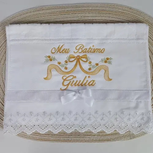 Toalha de Batismo Bordada Flores Dourada e Vela Decorada