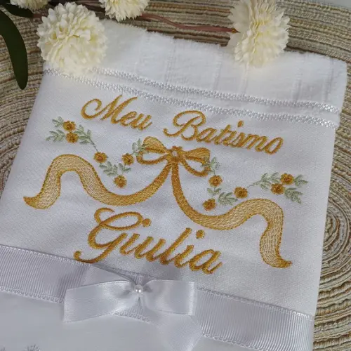 Toalha de Batismo Bordada Flores Dourada e Vela Decorada