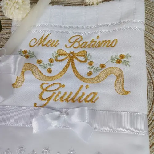 Toalha de Batismo Bordada Flores Dourada e Vela Decorada