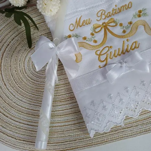 Toalha de Batismo Bordada Flores Dourada e Vela Decorada