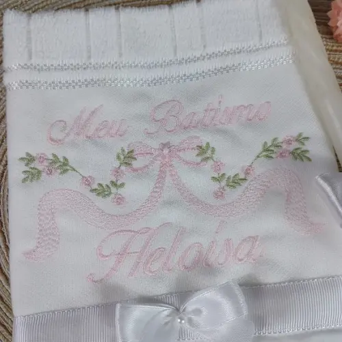 Toalha de Batismo Bordada Flores Rosa e Vela Decorada