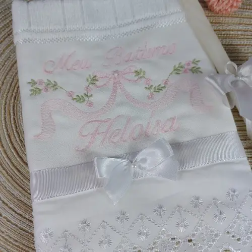 Toalha de Batismo Bordada Flores Rosa e Vela Decorada