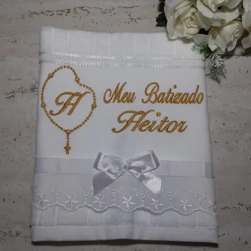 Toalha de Batismo Bordada Terço Menino em Dourado
