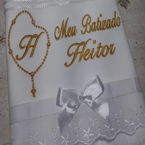 Toalha de Batismo Bordada Terço Menino em Dourado