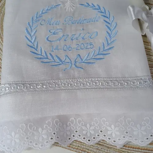 Toalha de Batismo de Linho Personalizada Bordado Azul e Vela