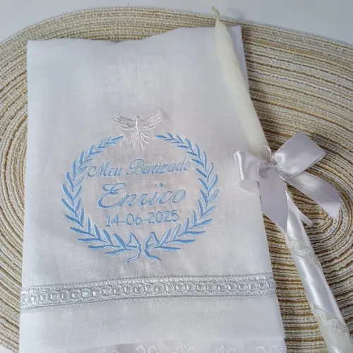 Toalha de Batismo de Linho Personalizada Bordado Azul e Vela