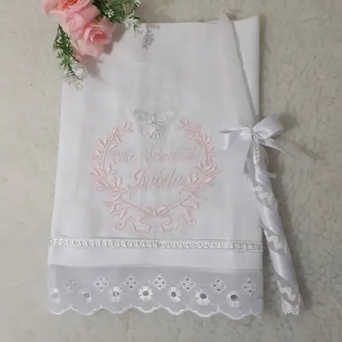 Toalha de Batismo Cambraia de Linho Rosa e Vela Decorada
