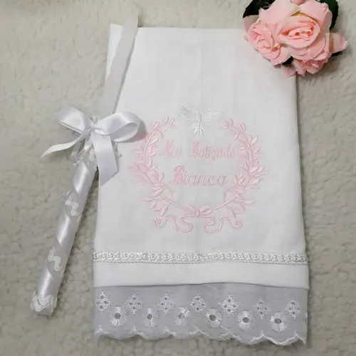Toalha de Batismo Cambraia de Linho Rosa e Vela Decorada