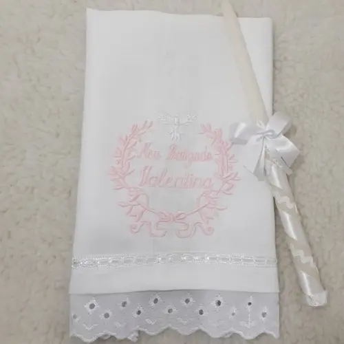 Toalha de Batismo Cambraia de Linho Rosa e Vela Decorada