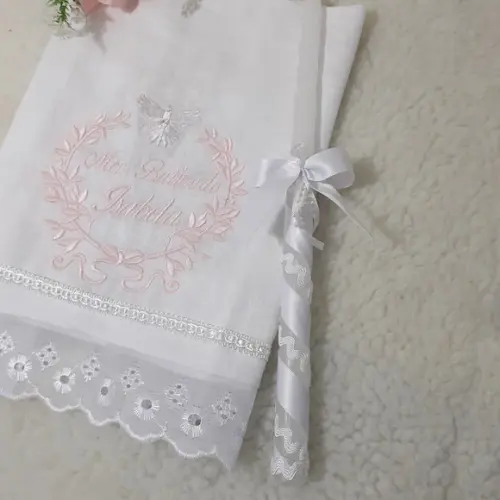 Toalha de Batismo Cambraia de Linho Rosa e Vela Decorada