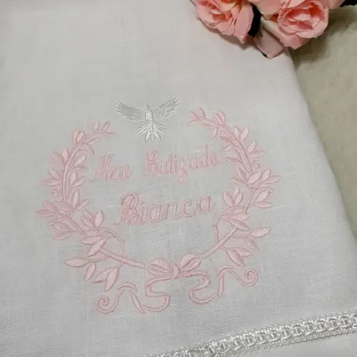 Toalha de Batismo Cambraia de Linho Rosa e Vela Decorada