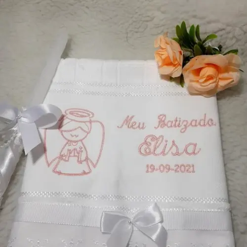 Toalha de Batizado Bordada Anjinho Menina e Vela