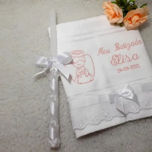 Toalha de Batizado Bordada Anjinho Menina e Vela