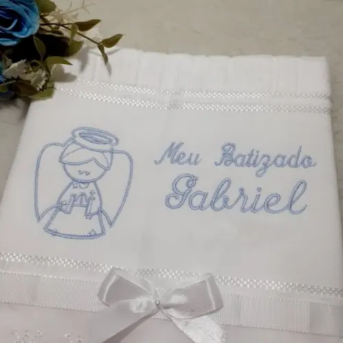 Toalha de Batizado Bordada Anjinho Menino Azul