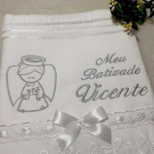 Toalha de Batizado Bordada Anjinho Menino Cinza e Branco
