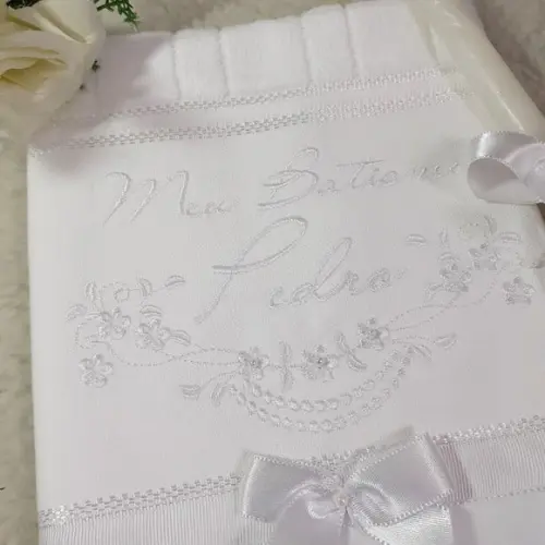 Toalha de Batizado Bordada Branca Menino e Vela