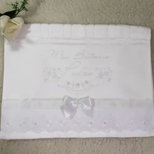 Toalha de Batizado Bordada Branca Menino e Vela