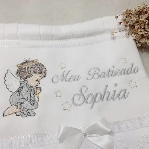 Toalha de Batizado Bordada Menina Anjinho Personalizada