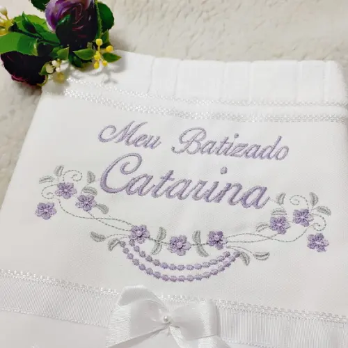 Toalha de Batizado Bordada Menina Flores Lilás