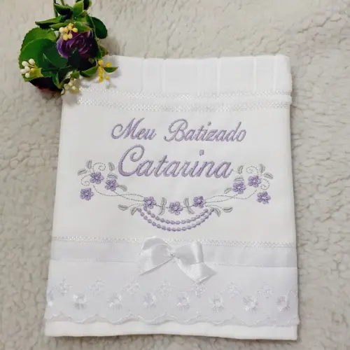 Toalha de Batizado Bordada Menina Flores Lilás