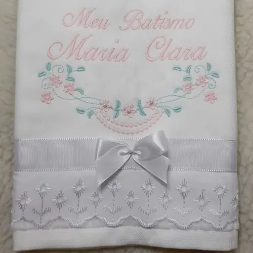 Toalha de Batizado Bordada Menina Flores Rosa