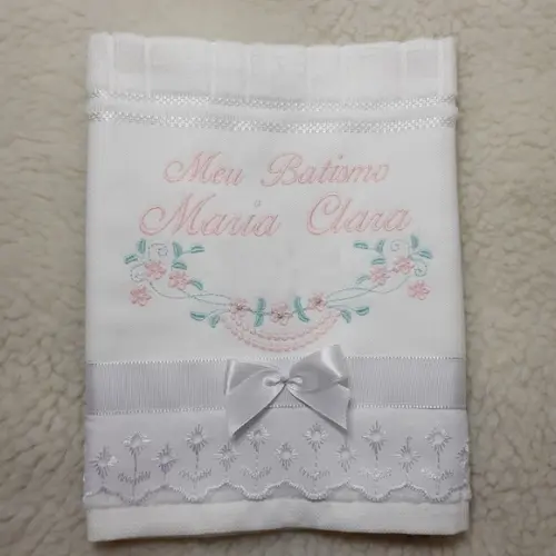 Toalha de Batizado Bordada Menina Flores Rosa