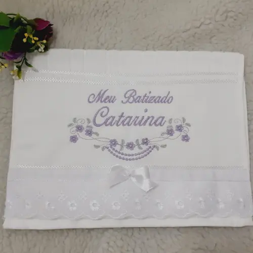 Toalha de Batizado Bordada Menina Flores Lilás