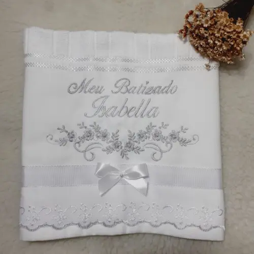 Toalha de Batizado Bordada Nome Flores Menina