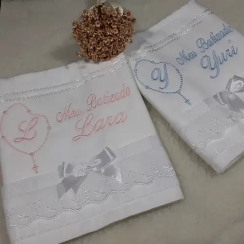 Toalha de Batizado Bordada Nome e Terço Gêmeos