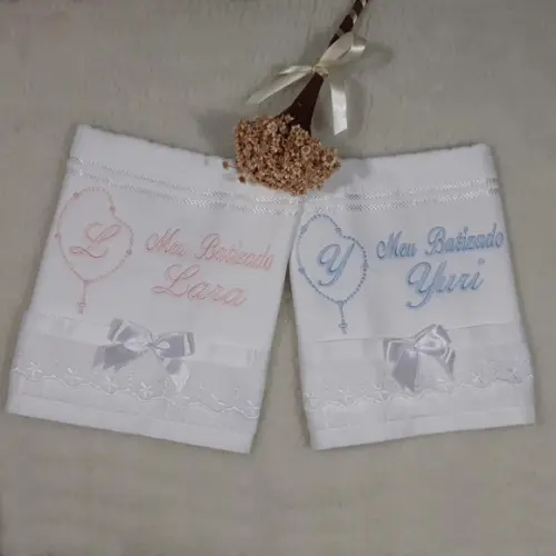 Toalha de Batizado Bordada Nome e Terço Gêmeos