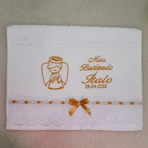 Toalha de Batizado Bordada para Menino Anjinho com Nome