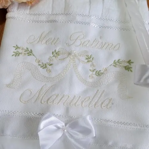 Toalha de Batizado Bordada Personalizada e Vela Decorada