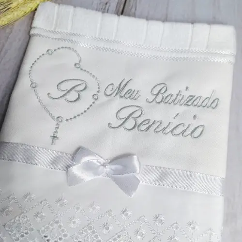 Toalha de Batizado Bordada Terço Nome Menino Cinza