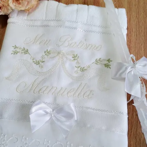 Toalha de Batizado Bordada Personalizada e Vela Decorada