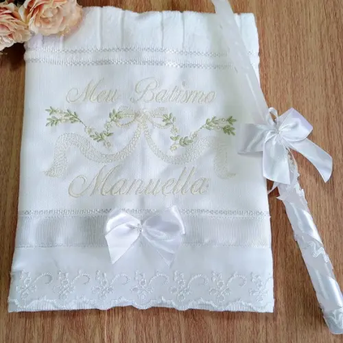 Toalha de Batizado Bordada Personalizada e Vela Decorada