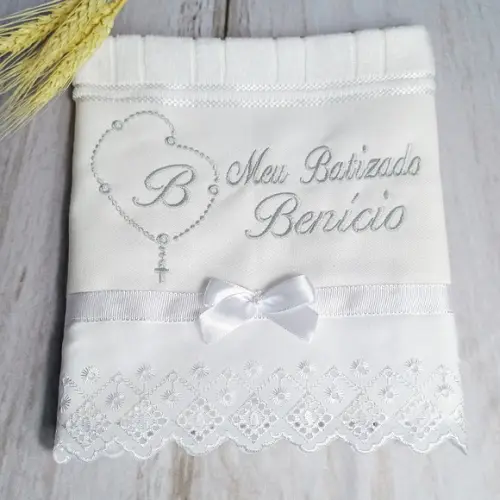 Toalha de Batizado Bordada Terço Nome Menino Cinza