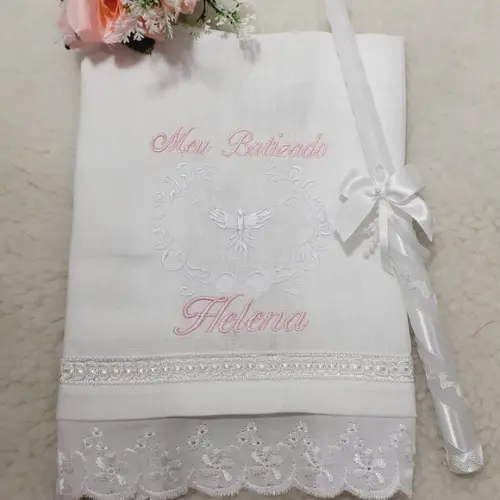Toalha de Batizado Cambraia de Linho e Vela Decorada