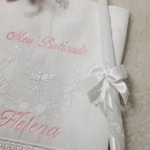 Toalha de Batizado Cambraia de Linho e Vela Decorada