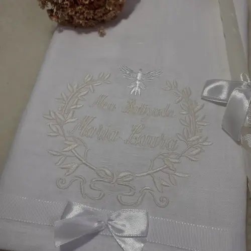 Toalha de Batizado de Linho Personalizada e Vela Decorada