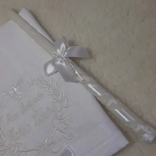 Toalha de Batizado de Linho Personalizada e Vela Decorada