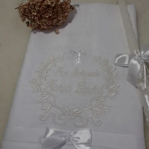 Toalha de Batizado de Linho Personalizada e Vela Decorada