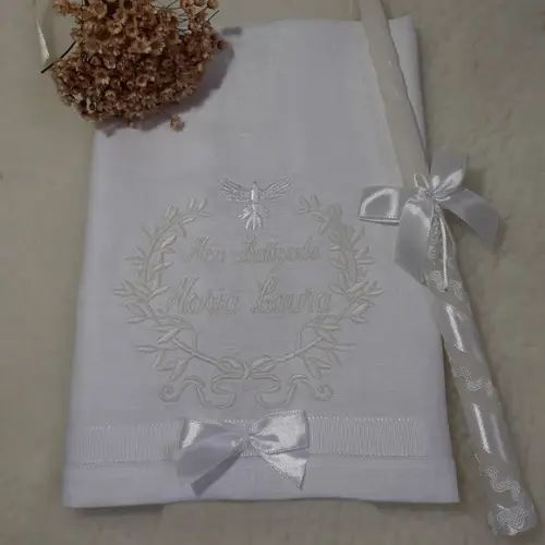 Toalha de Batizado de Linho Personalizada e Vela Decorada
