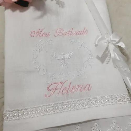 Toalha de Batizado Cambraia de Linho e Vela Decorada