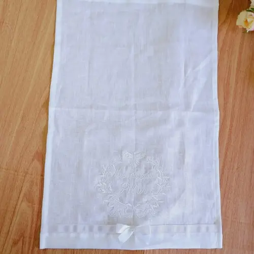 Toalha de Batizado em Cambraia de Linho Bordado Branco