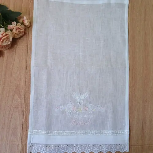 Toalha de Batizado em Cambraia de Linho e Vela Decorada