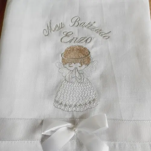 Toalha de Batizado em Linho Personalizada Bordado Anjinho