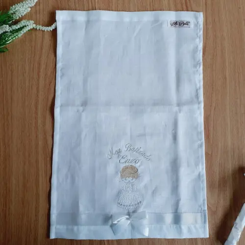 Toalha de Batizado em Linho Personalizada Bordado Anjinho