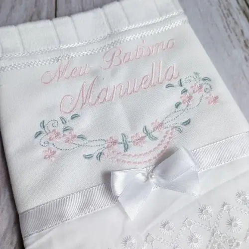 Toalha de Batizado Personalizada Bordada Flores Menina