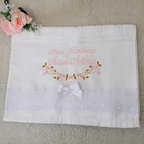 Toalha de Batizado Personalizada Bordada Flores e Nome